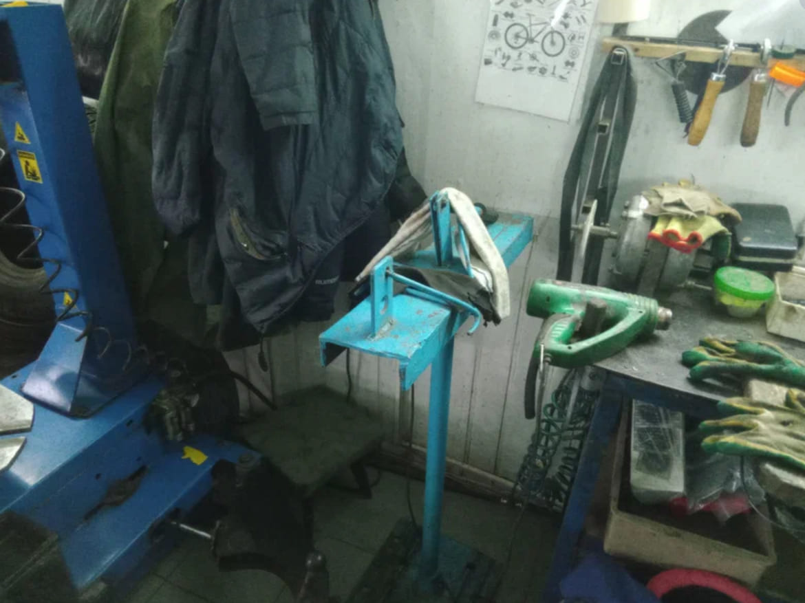 Рабочее место мастера шиномонтажа в Сарапуле